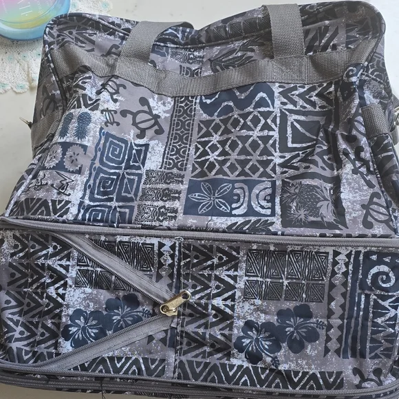 NWT Hawaii Spirit soft luggage bag with double zip extenders and swivel wheels. - Picture 13 of 13